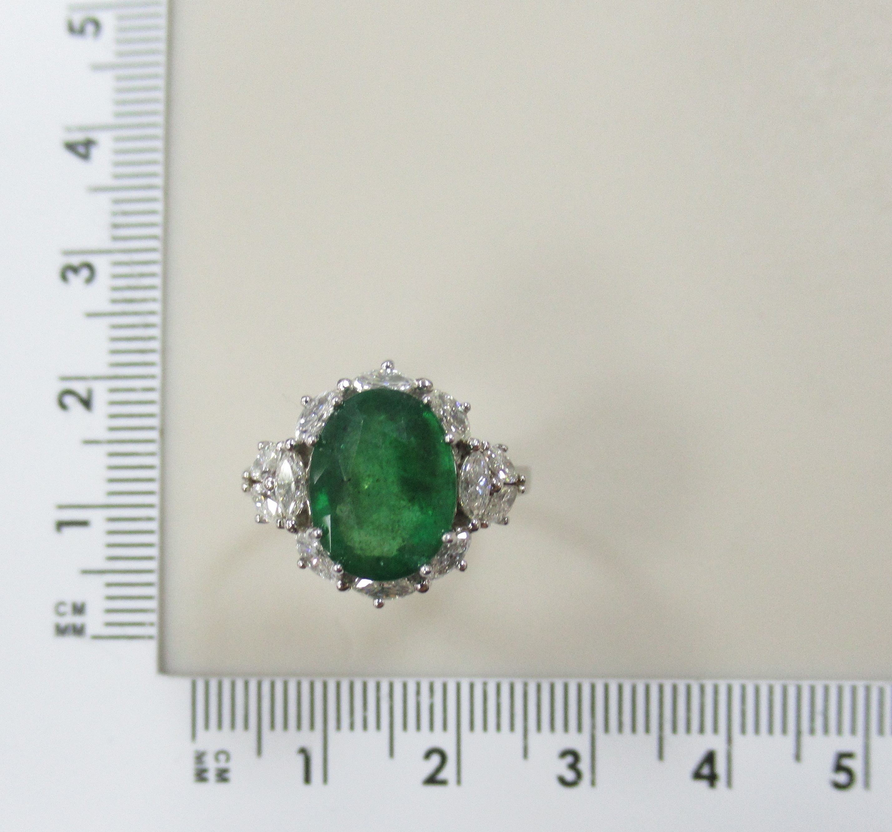 Кольцо из белого золота с изумрудом